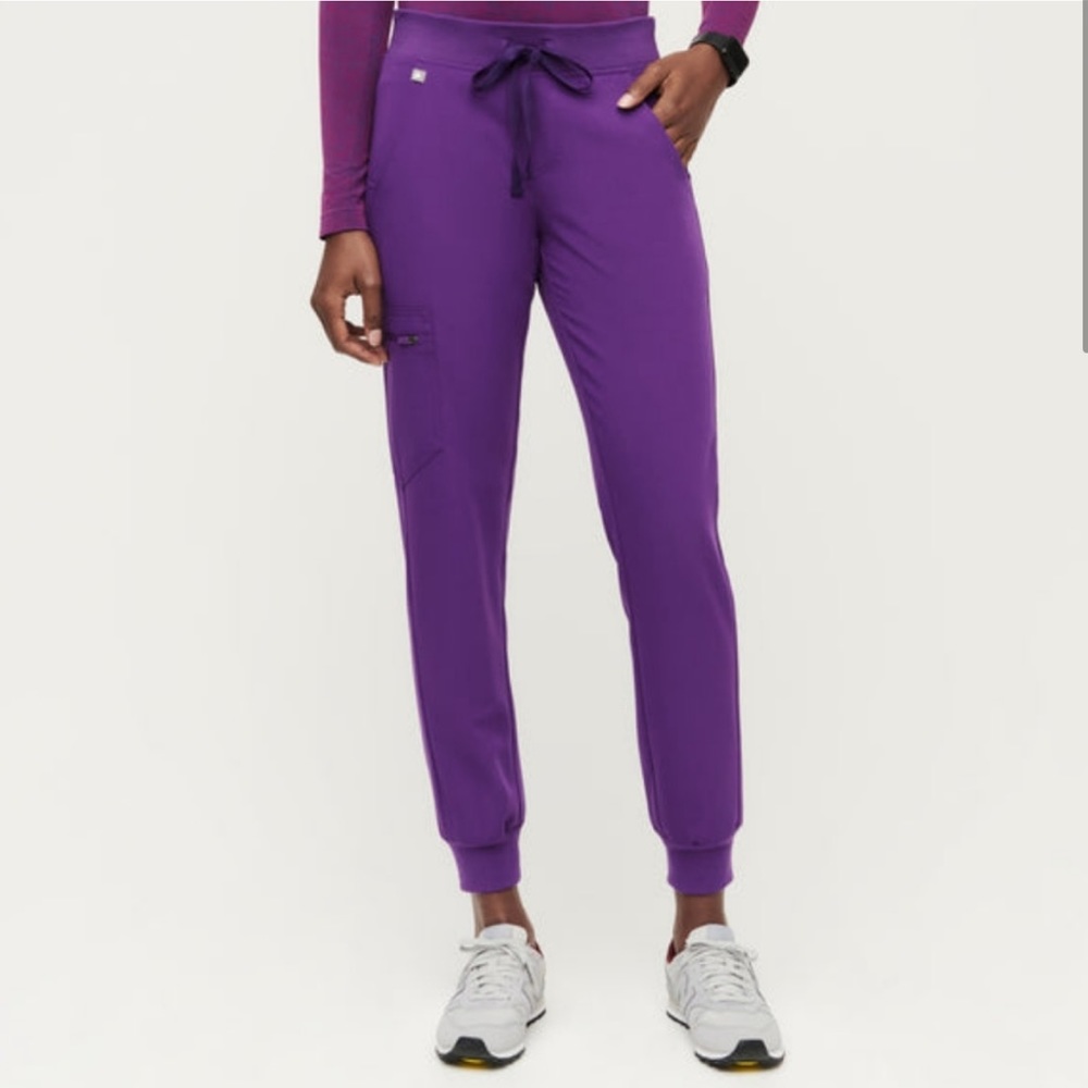 Figs women’s size M Tall Zamora Jogger Scrubs Digital Grape